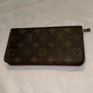 Authentic Louis Vuitton zippy long wallet